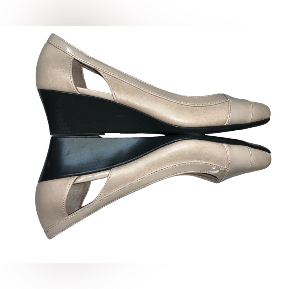 Life Stride Grandeur Beige Faux Patent Leather Wedge Pump Size 8.5 Spring Dress